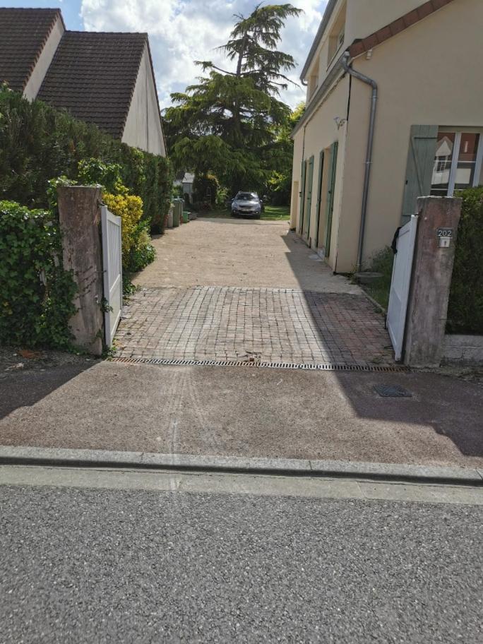 ホテル Logis St Cyrien Saint-Cyr-en-Val エクステリア 写真